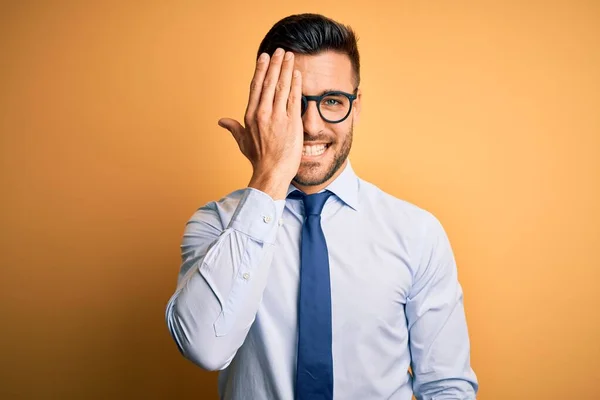 Ung Stilig Affärsman Bär Slips Och Glasögon Står Över Gul — Stockfoto