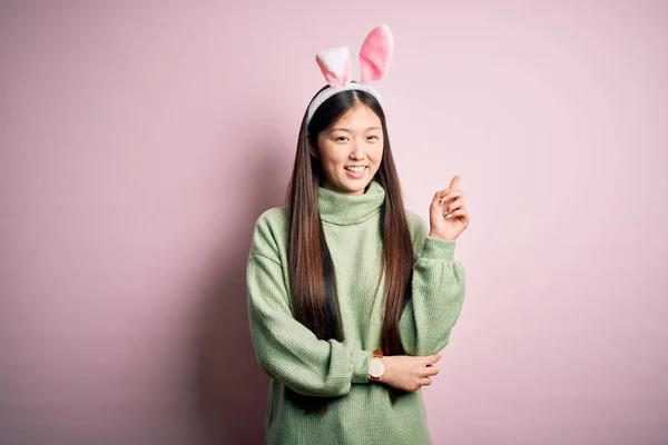 Mladá Asijská Žena Nosí Roztomilé Velikonoční Zajíček Uši Přes Růžové — Stock fotografie