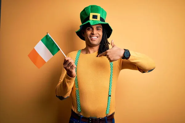 Afrikansk Amerikansk Man Bär Grön Hatt Håller Irländsk Ireland Flagga — Stockfoto