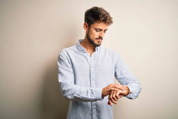 Mladý Pohledný Muž Vousy Pruhované Košili Stojící Nad Bílým Pozadím — Stock fotografie