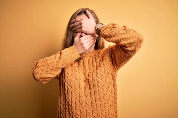 Junge Schöne Blonde Frau Lässigem Pullover Der Über Gelbem Hintergrund — Stockfoto