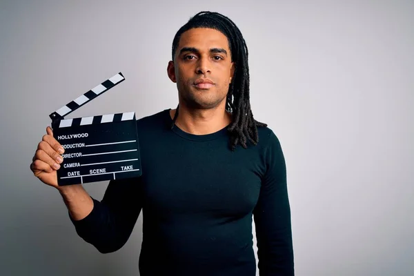 Genç Afro Amerikan Afro Yönetmen Film Çekiyor Clapboard Kullanarak Akıllı — Stok fotoğraf