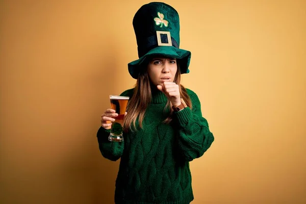 年轻美丽的女人戴着绿色的帽子 在圣徒公园里喝着一杯啤酒 感觉身体不适 咳嗽是感冒或支气管炎的症状 保健概念 — 图库照片