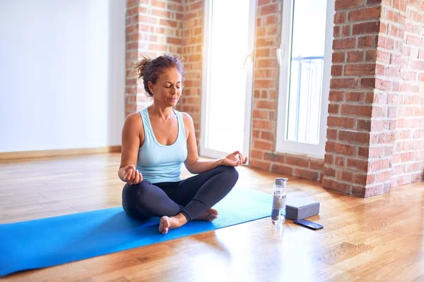 Medioevo Bello Sportwoman Seduto Tappetino Praticare Yoga Facendo Posa Loto — Foto Stock