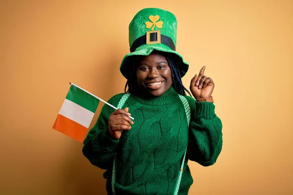 Storlek Afrikansk Amerikansk Kvinna Bär Grön Hatt Hålla Irländsk Flagga — Stockfoto