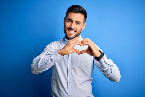 Homem Bonito Jovem Vestindo Camisa Elegante Sobre Fundo Azul Isolado — Fotografia de Stock