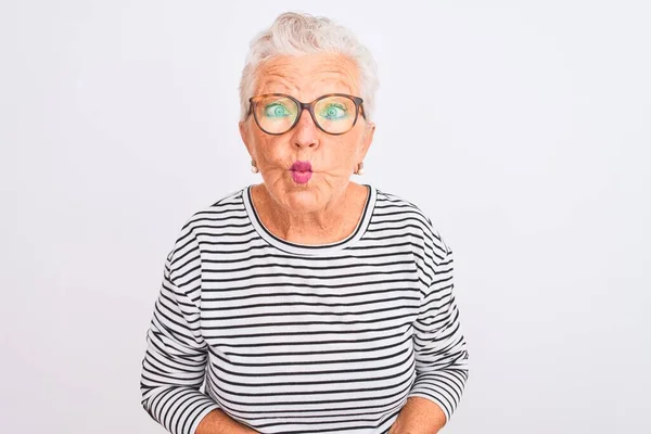 Senior Mujer Pelo Gris Con Rayas Color Azul Marino Gafas — Foto de Stock