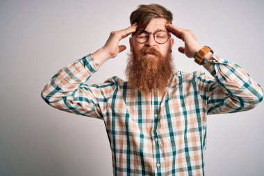 Sakallı, gözlüklü ve hippi tişörtlü yakışıklı, çaresiz ve stresli bir İrlandalı adam. Ağrı ve migren yüzünden acı çekiyor. Ellerini başının üstüne koy..