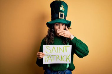 Güzel kıvırcık saçlı kadın yeşil şapkalı Aziz Patrick 'in mesajını taşıyordu. Ağzını kapatıyordu. Hata yaptığı için utanmıştı.