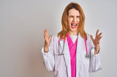 Pembe steteskop takan kızıl saçlı doktor kadın kollarını kaldırmış ve gözleri kapalı heyecanla haykırarak başarıyı kutluyor. Kazanan konsept