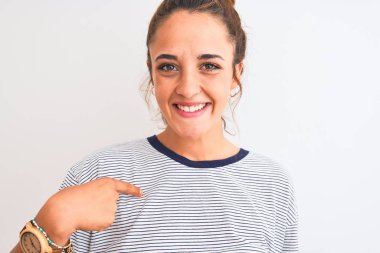 Genç kızıl saçlı modern kadın izole edilmiş arka planda bir topuz giyiyor ve şaşırmış yüz ifadesi kendini işaret ediyor.