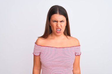 İzole edilmiş beyaz arka planda duran, kuşkucu ve gergin genç bir kadının portresi sorun yüzünden asık suratlı. Negatif kişi.