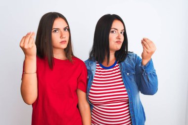 İzole edilmiş beyaz arka planda sıradan kıyafetler giyen genç ve güzel kadınlar, İtalyanca jestler yapıyor ve kendilerine güvenen ifadeler sergiliyorlar.