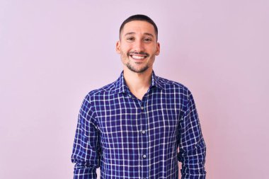 Mutlu ve havalı bir gülümseme ile soyutlanmış arka planda duran genç yakışıklı bir adam. Şanslı kişi..