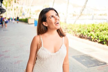 Romantik köyde genç ve güzel bir kadın güneşli bir günde kasaba sokaklarında yürüyor.