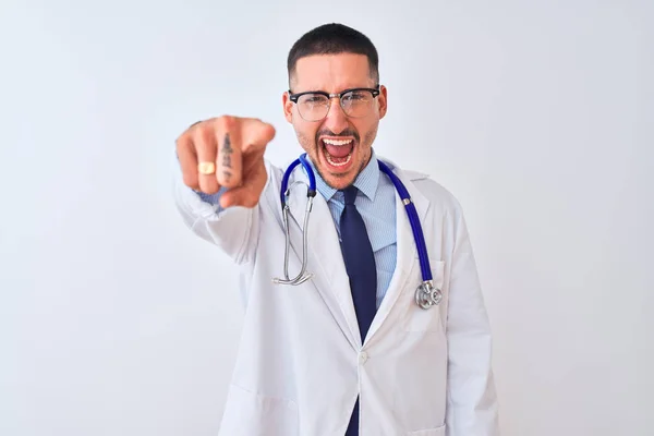 Steteskop Takan Genç Bir Doktor Kameraya Kızgın Sinirli Olduğunu Gösteriyor — Stok fotoğraf