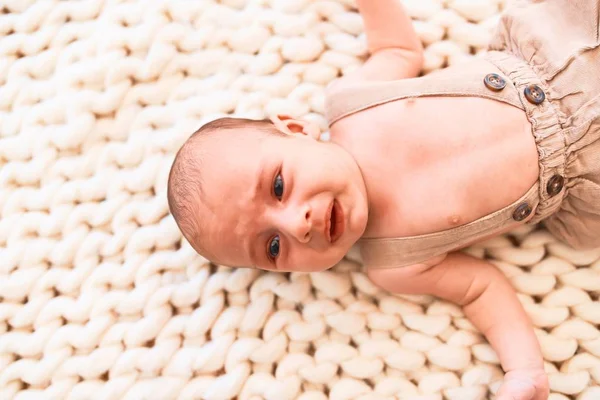 Förtjusande Bebis Liggande Över Filten Soffan Hemma Nyfödd Gråter Och — Stockfoto