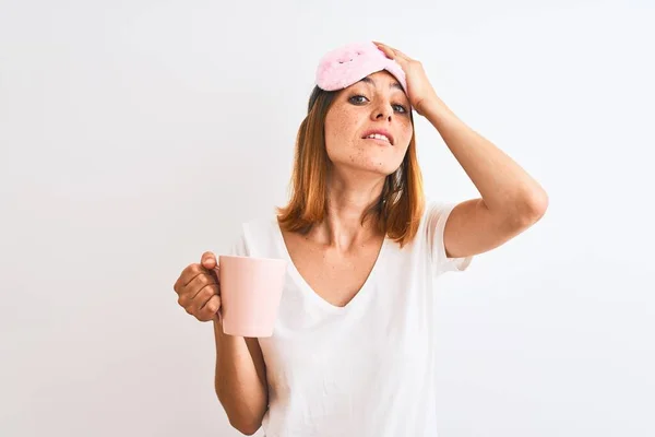 Mulher Ruiva Bonita Usando Máscara Dormir Beber Uma Xícara Café — Fotografia de Stock