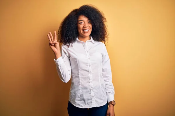 Afro Saçlı Güzel Afro Amerikan Zarif Bir Kadın Sarı Arka — Stok fotoğraf