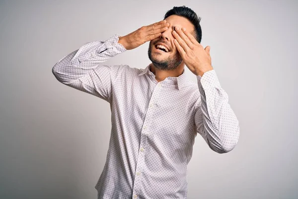 Giovane Bell Uomo Indossa Camicia Elegante Piedi Sopra Isolato Sfondo — Foto Stock