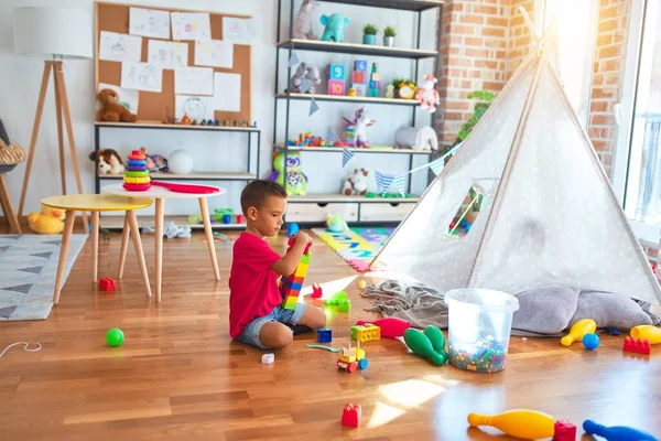 Adorable Bambin Jouant Autour Beaucoup Jouets Maternelle — Photo