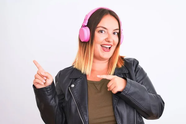 Молода Красива Жінка Слухає Музику Допомогою Навушників Над Ізольованим Білим — стокове фото