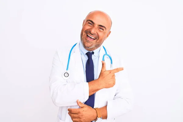 Dokter Usia Pertengahan Memakai Stetoskop Dan Dasi Berdiri Atas Latar — Stok Foto
