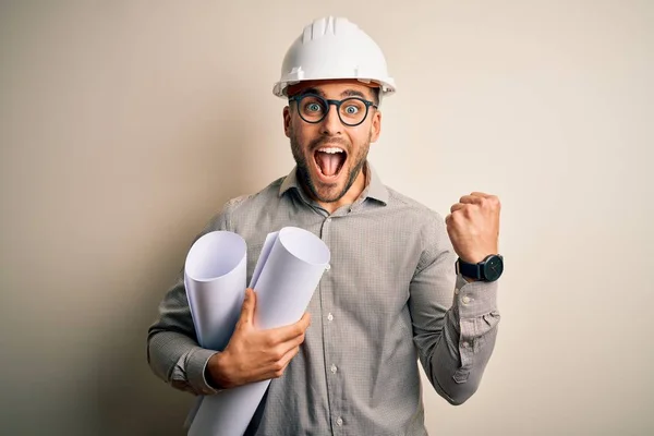 Jovem Arquiteto Homem Vestindo Capacete Empreiteiro Segurando Plano Papel Projeto — Fotografia de Stock