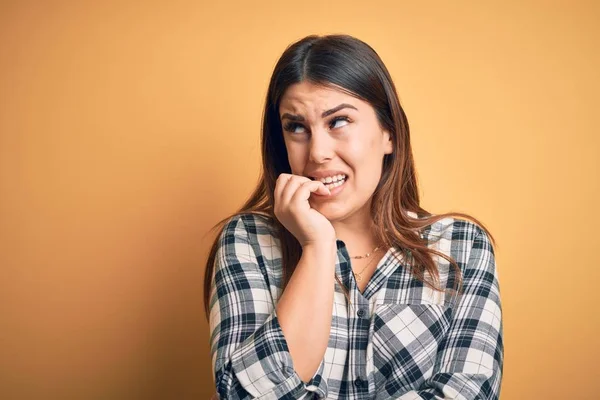 Ung Vacker Kvinna Bär Casual Shirt Stående Över Isolerad Orange — Stockfoto