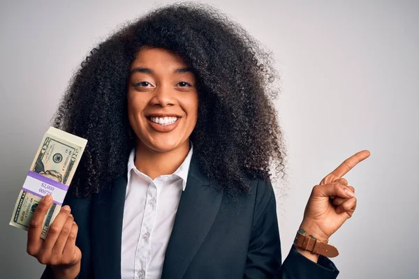 Joven Mujer Negocios Afroamericana Con Cabello Afro Sosteniendo Manojo Billetes —  Fotos de Stock