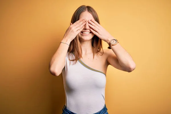 Joven Hermosa Pelirroja Vistiendo Camiseta Casual Sobre Fondo Amarillo Aislado — Foto de Stock