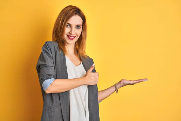 Roodharige Blanke Zakenvrouw Gele Geïsoleerde Achtergrond Toont Palm Hand Doet — Stockfoto