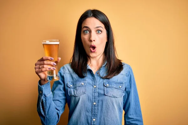 Mujer Joven Con Ojos Azules Bebiendo Vaso Cerveza Pie Sobre — Foto de Stock