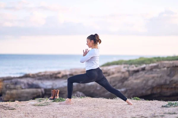 Joven Hermosa Deportista Practicando Yoga Entrenador Enseñanza Guerrero Pose Playa —  Fotos de Stock