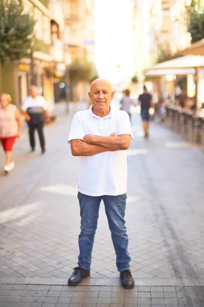 Kıdemli Yakışıklı Adam Mutlu Kendinden Emin Gülümsüyor Kasaba Caddesinde Yüzünde — Stok fotoğraf