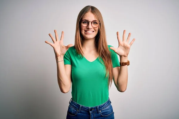 Joven Hermosa Pelirroja Vistiendo Casual Camiseta Verde Gafas Sobre Fondo — Foto de Stock