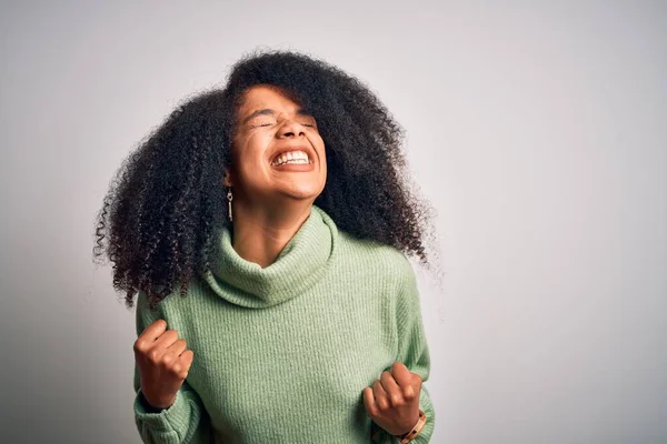 Молодая Красивая Африканская Американка Афроволосами Зеленом Зимнем Свитере Счастлива Взволнована — стоковое фото
