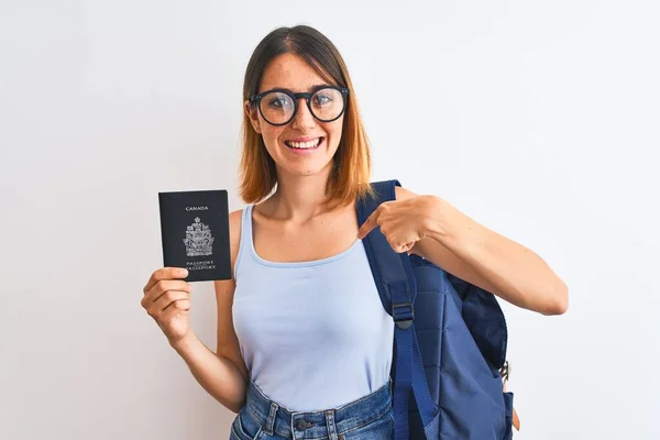 Krásná Zrzka Studentka Nosí Batoh Drží Pas Kanady Překvapenou Tváří — Stock fotografie