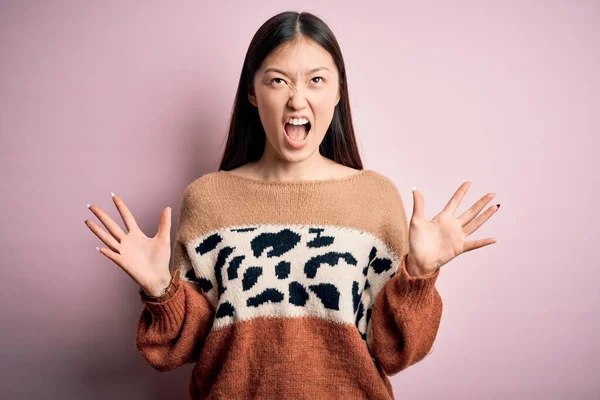 Jovem Bela Mulher Asiática Vestindo Animal Impressão Moda Suéter Sobre — Fotografia de Stock