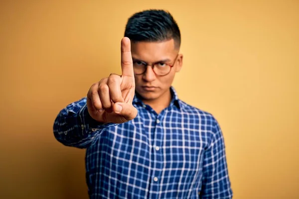 Joven Hombre Latino Guapo Con Camisa Casual Gafas Sobre Fondo —  Fotos de Stock