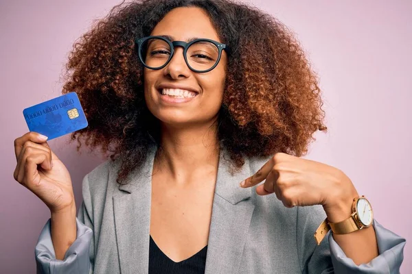 Joven Mujer Negocios Afroamericana Con Cabello Afro Sosteniendo Tarjeta Crédito — Foto de Stock