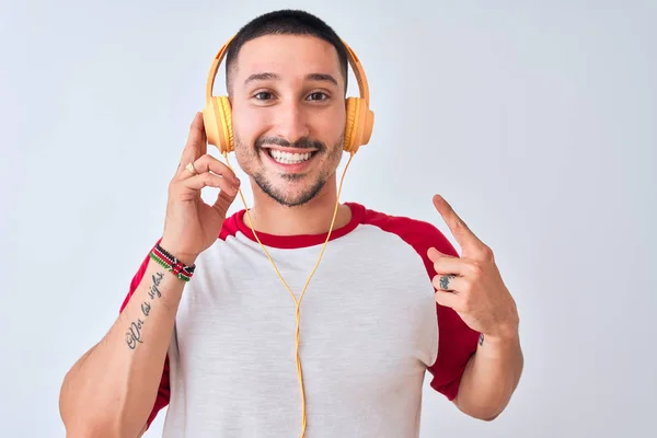 Joven Hombre Guapo Con Auriculares Sobre Fondo Aislado Muy Feliz — Foto de Stock