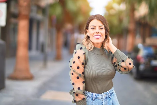 Junge Schöne Frau Lächelt Glücklich Und Zuversichtlich Stehen Und Gehen — Stockfoto