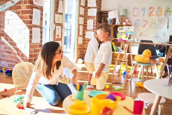 Hermosa Maestra Niños Pequeños Jugando Con Corona Del Rey Alrededor — Foto de Stock