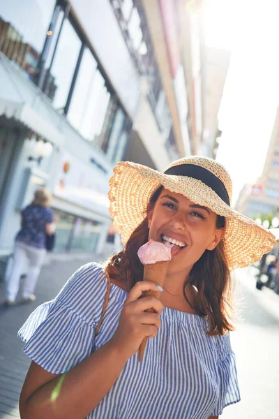 Ung Vacker Kvinna Äter Glass Kon Promenader Ner Gatan Teneriffa — Stockfoto