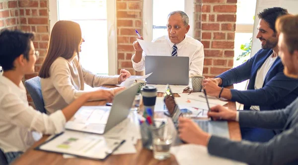 Grupp Företagsarbetare Som Arbetar Tillsammans Sitter Skrivbordet Med Hjälp Laptop — Stockfoto