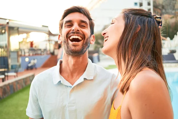 Giovane Bella Coppia Vacanza Sorridente Felice Fiducioso Piedi Con Sorriso — Foto Stock