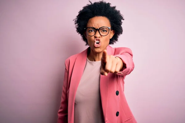 Młoda Piękna Afro Amerykańska Bizneswoman Kręconymi Włosami Różowej Kurtce Skierowana — Zdjęcie stockowe