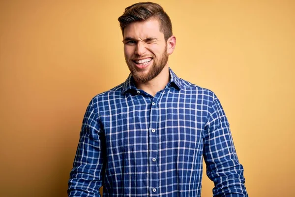 Jonge Blonde Zakenman Met Baard Blauwe Ogen Dragen Shirt Gele — Stockfoto