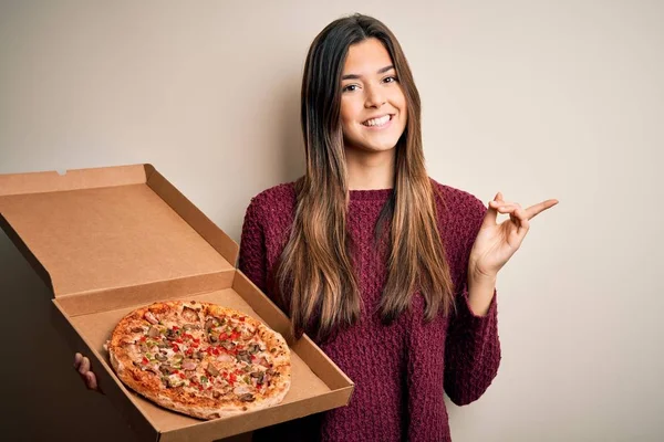 Νεαρό Όμορφο Κορίτσι Κρατώντας Κουτί Παράδοσης Ιταλική Πίτσα Στέκεται Πάνω — Φωτογραφία Αρχείου